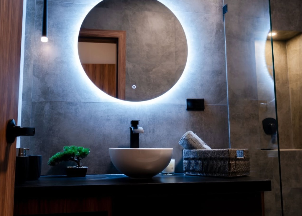 Baño de diseño — microcemento e iluminación LED