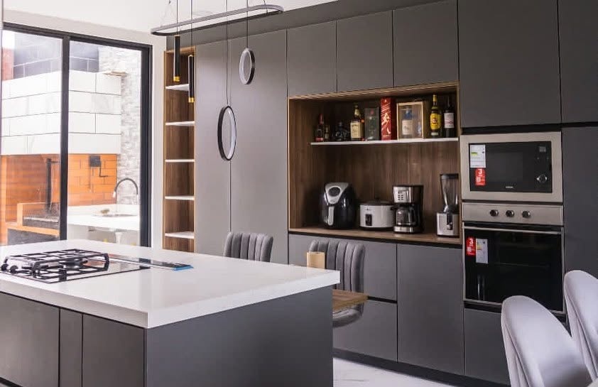 Cocina gourmet — integración de madera y encimeras